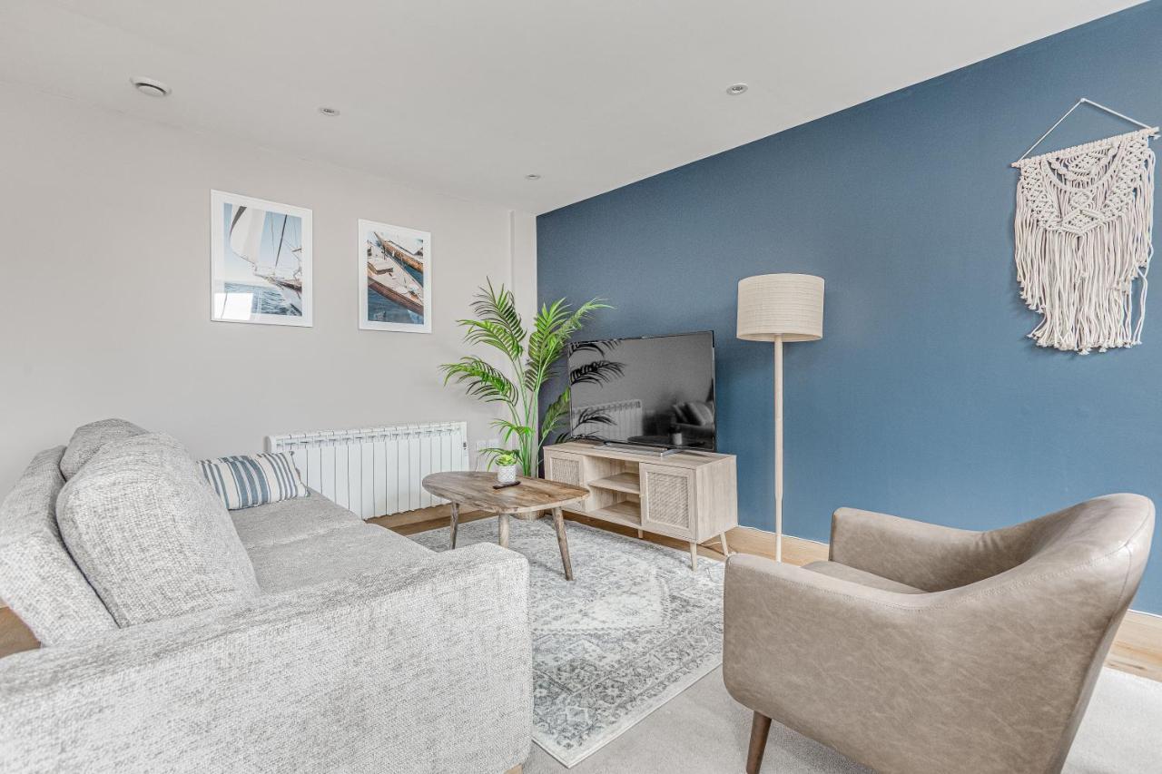 Contemporary 2 Bedroom Apt, Town Centre By Tent Serviced Apartments Chertsey Buitenkant foto