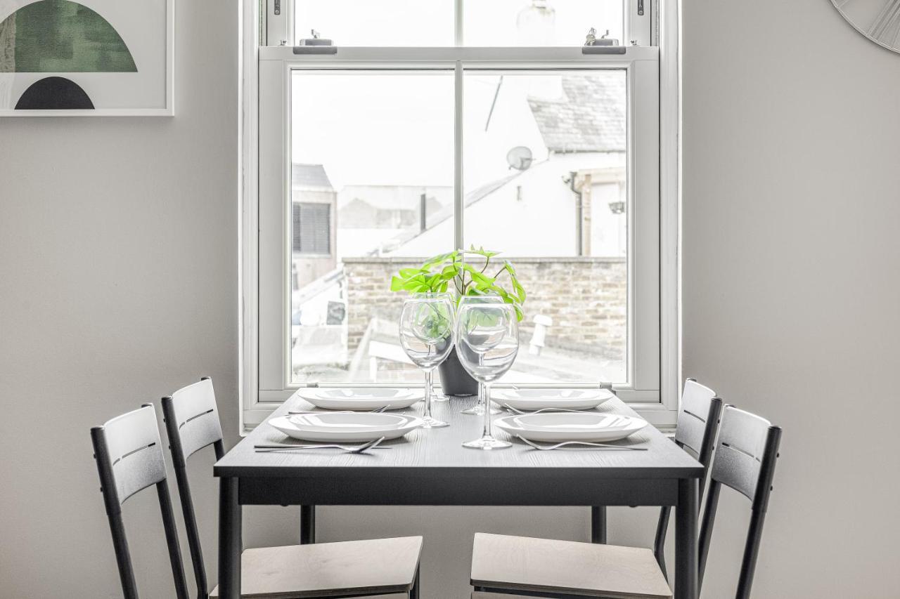 Contemporary 2 Bedroom Apt, Town Centre By Tent Serviced Apartments Chertsey Buitenkant foto