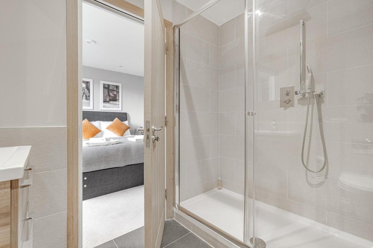 Contemporary 2 Bedroom Apt, Town Centre By Tent Serviced Apartments Chertsey Buitenkant foto